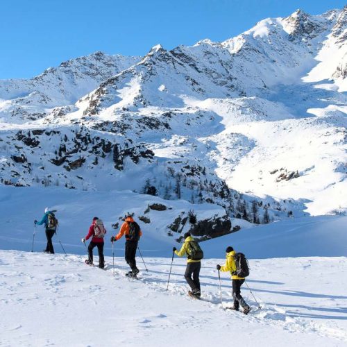 esperienza di ciaspolata in montagna